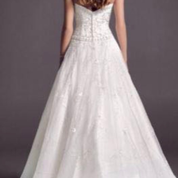 Make me an offerOleg Cassini Wedding dress Size 4 - Picture 2 of 8